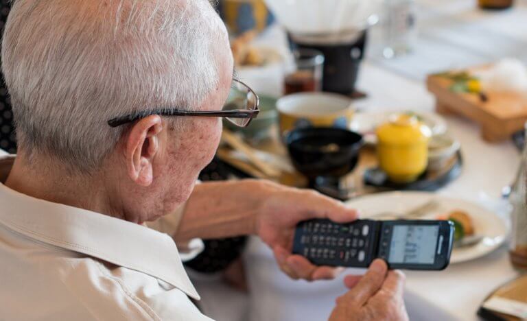 Read more about the article Technology for Seniors Who Won’t Give Up Their Flip Phones
